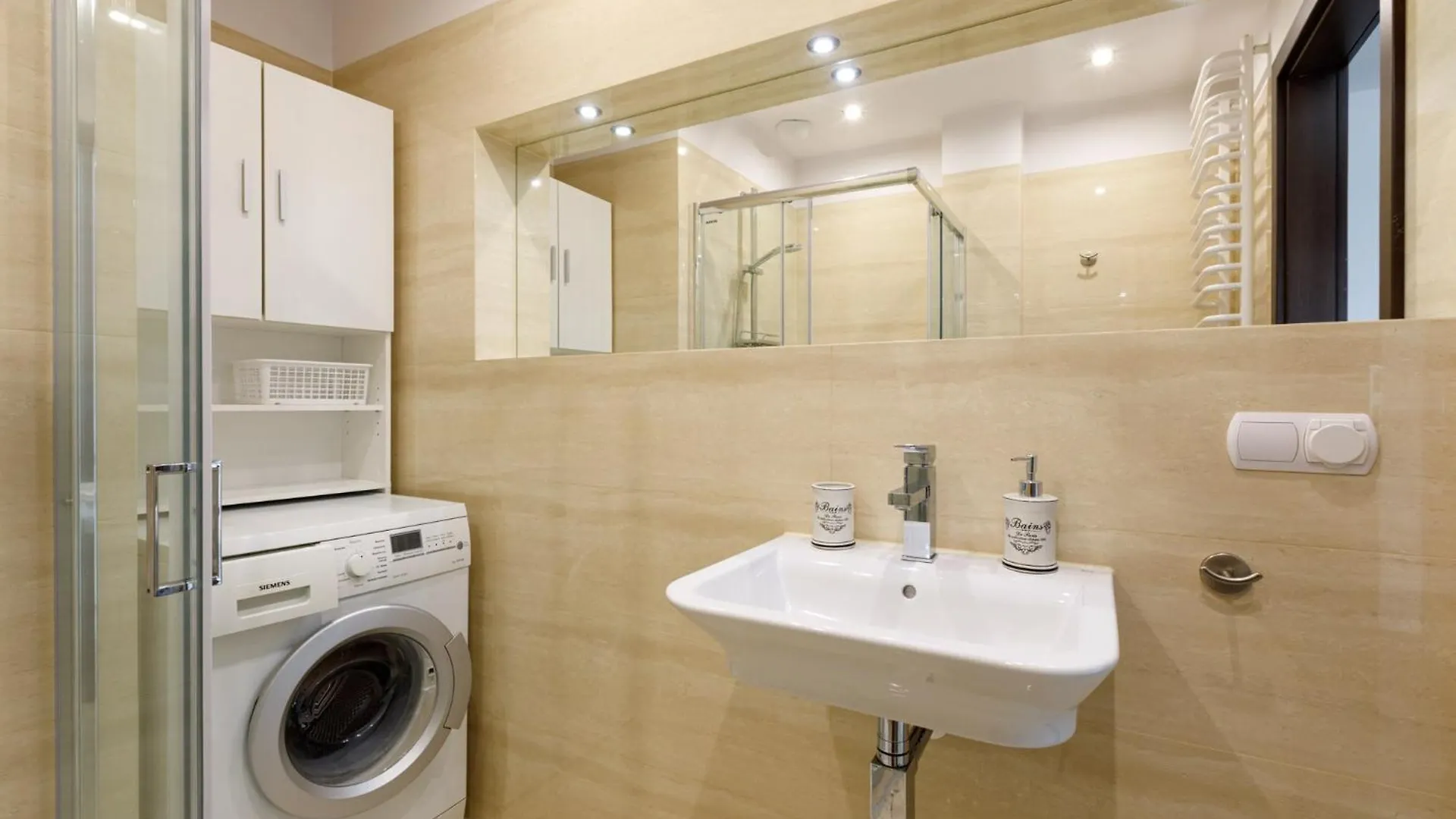 Golden Apartments Wroclaw - Two Bedrooms - Great Location&Legnicka פולין